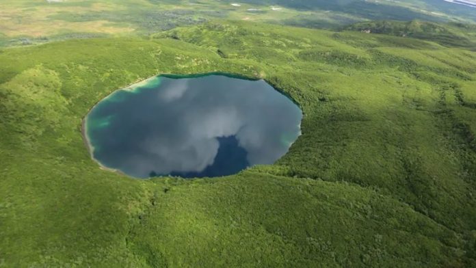 Craterul perfect rotund din Alaska care sfidează explicațiile științifice. Misterul Savonoski continuă să dea bătăi de cap cercetătorilor