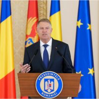 Trei judecători ai Curții Constituționale, decorați de președintele Klaus Iohannis | AUDIO