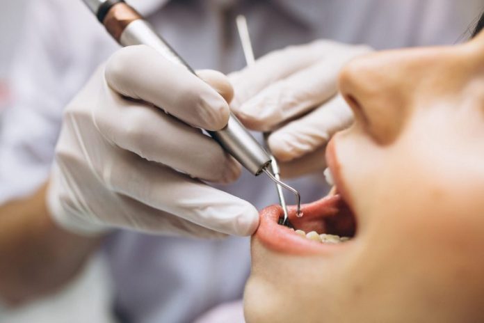Serviciile stomatologice gratuite de care beneficiază românii neasiguraţi. Noul regulament anunţat de CNAS