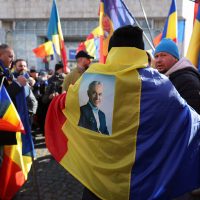 Protest neautorizat al susținătorilor lui Călin Georgescu în centrul Capitalei. Oamenii flutură steaguri și pancarte cu diferite mesaje: „Noi am votat, voi ați furat” | AUDIO