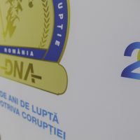 DNA face percheziții alături de anchetatori din SUA într-un dosar privind „infracţiuni de corupţie asupra unor funcţionari din cadrul unei organizaţii internaţionale”