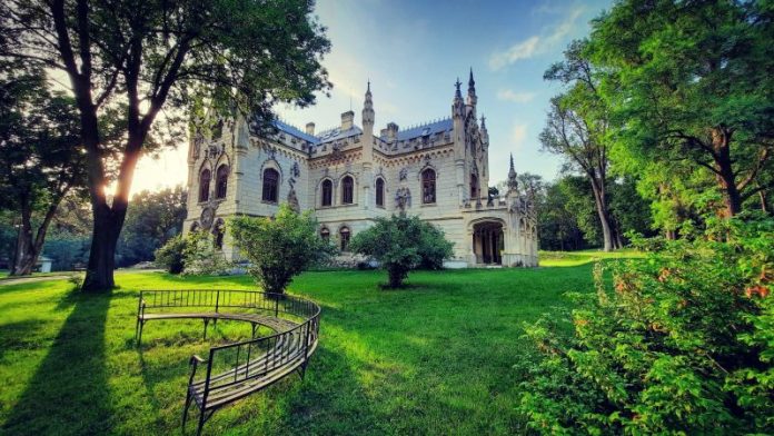 Castelul din România considerat fratele mai mic al celebrului Neuschwanstein din Germania. Primăvara devine un loc magic