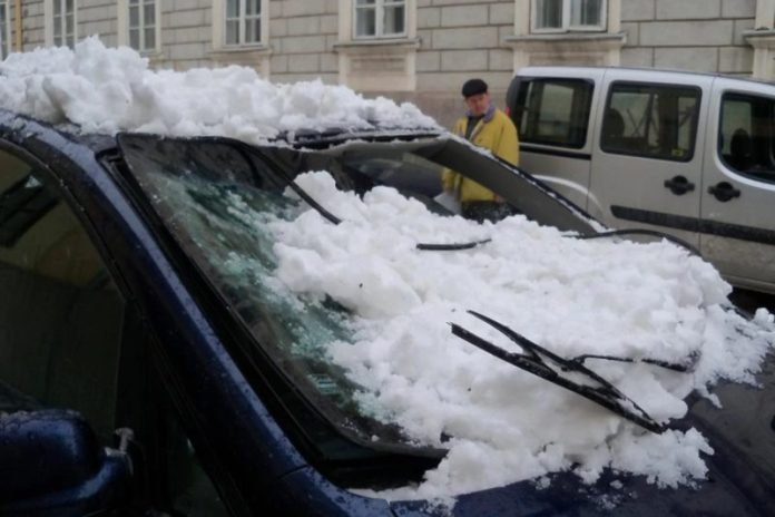 Cine plăteşte daunele dacă pică gheaţă pe maşină de pe bloc sau casă. Detaliul util în aceste zile