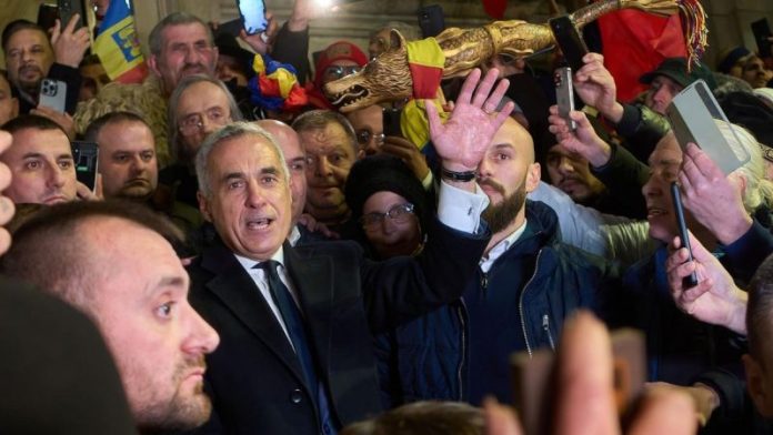 De ce a apărut Călin Georgescu în cârje printre protestatari, în Piaţa Victoriei. Au fost luate măsuri sporite de securitate