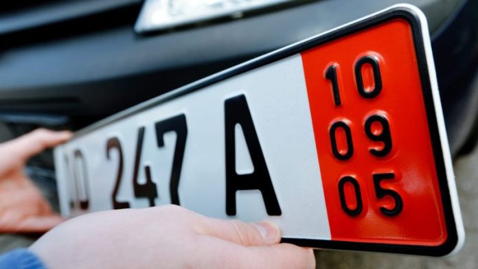 Nouă obligaţie privind plăcuţele de înmatriculare. Şoferii români mai au timp până în martie să se alinieze legii din Germania