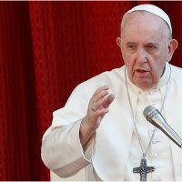 Papa Francisc rămâne internat într-un spital din Roma pentru a-i fi tratată bronșita | AUDIO
