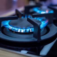 Prețul gazelor ar putea fi plafonat încă un an, iar cel al energiei electrice încă 3 luni, după 1 aprilie. Scenariile luate în calcul de Guvern | AUDIO