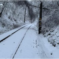 Tren de călători deraiat între staţiile Malnaş Băi şi Bicsadu Oltului. Călătorii, preluați cu mijloace auto. Circulația celorlalte trenuri este întreruptă în zona afectată