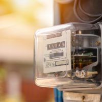 Vouchere de energie electrică, acordate după 1 aprilie, pentru cei care consumă cel mult 150 de kilowați lunar, propunerea ANRE. O decizie a Guvernului privind schema de plafonare, așteptată zilele următoare | AUDIO