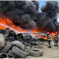 Tulcea: Incendiu major la un depozit de anvelope uzate. A fost emis un mesaj Ro-Alert | GALEIRE FOTO | VIDEO