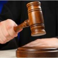 Preotul Ciprian Mega, suspendat de BOR după ce a fost acuzat că ar avea legături cu Rusia, a fost reținut pentru 24 de ore. Este acuzat pentru complicitate la distrugere: Și-ar fi incendiar singur mașina și a încercat să inducă anchetatorii în eroare