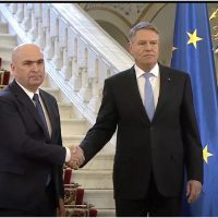Klaus Iohannis i-a predat mandatul de președinte interimar lui Ilie Bolojan în cadrul unei ceremonii la Cotroceni: „Aveți grijă de România!” | VIDEO