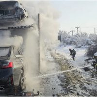 Opt mașini aflate pe o platformă au luat foc pe DN 72. Pompierii acționează la fața locului. Traficul este blocat | GALERIE FOTO