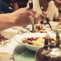 INS: Românii și-au luat mai puține vacanțe prin agenții în 2024, au ieșit mai rar la restaurant și au mers mai puțin la saloane de înfrumusețare | AUDIO