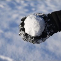 Fizicienii explică de ce zăpada nu se topește imediat la contactul cu o sursă de căldură, după valul de video-uri pe TikTok în care utilizatorii spun că aceasta este „falsă” sau că ar conține plastic | AUDIO
